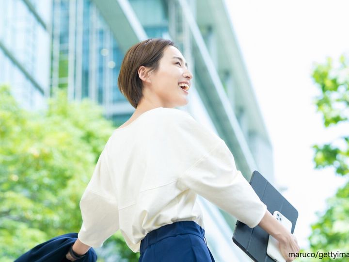 輝く女性の画像
