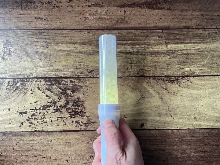 【ダイソー】推し活にピッタリ!「8色に光るライト」が500円以下でビックリ