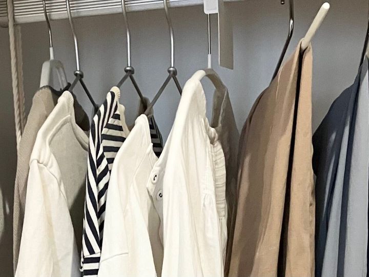 服は少なく