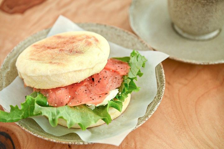 皿に盛られたスモークサーモンサンド