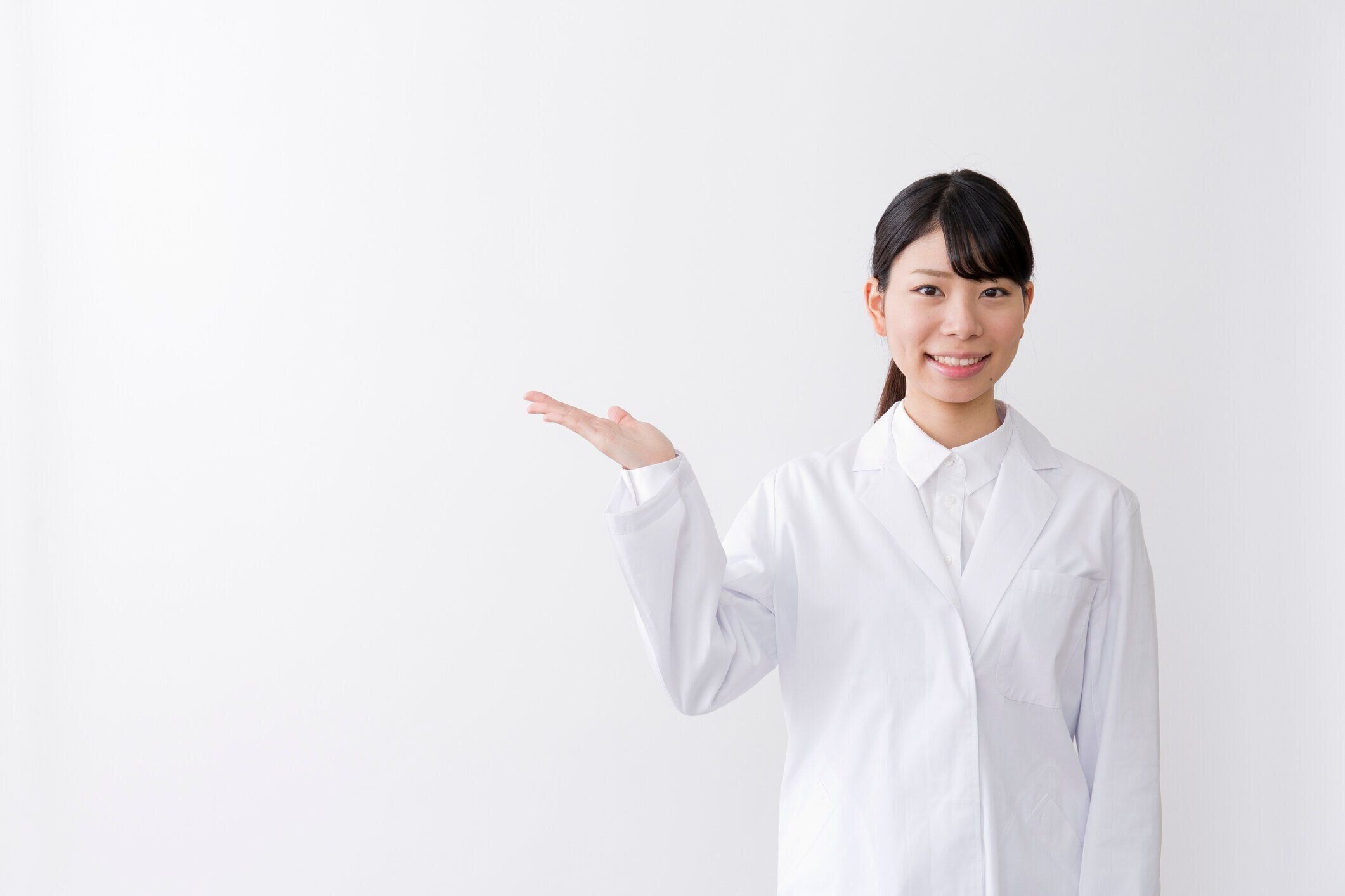 白いスーツの女