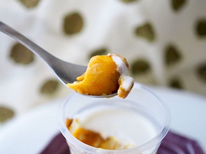 シャトレーゼ「ハロウィン かぼちゃプリン」スプーンのせ写真