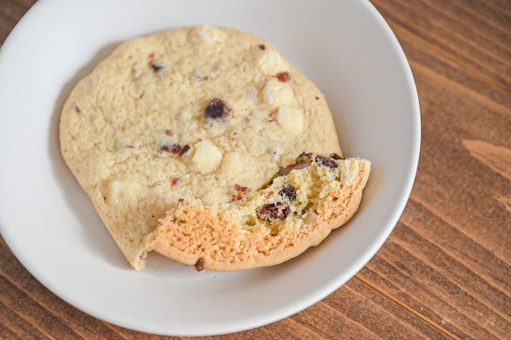 皿に取り出した「ホワイトチョコとクランベリーのクッキー」