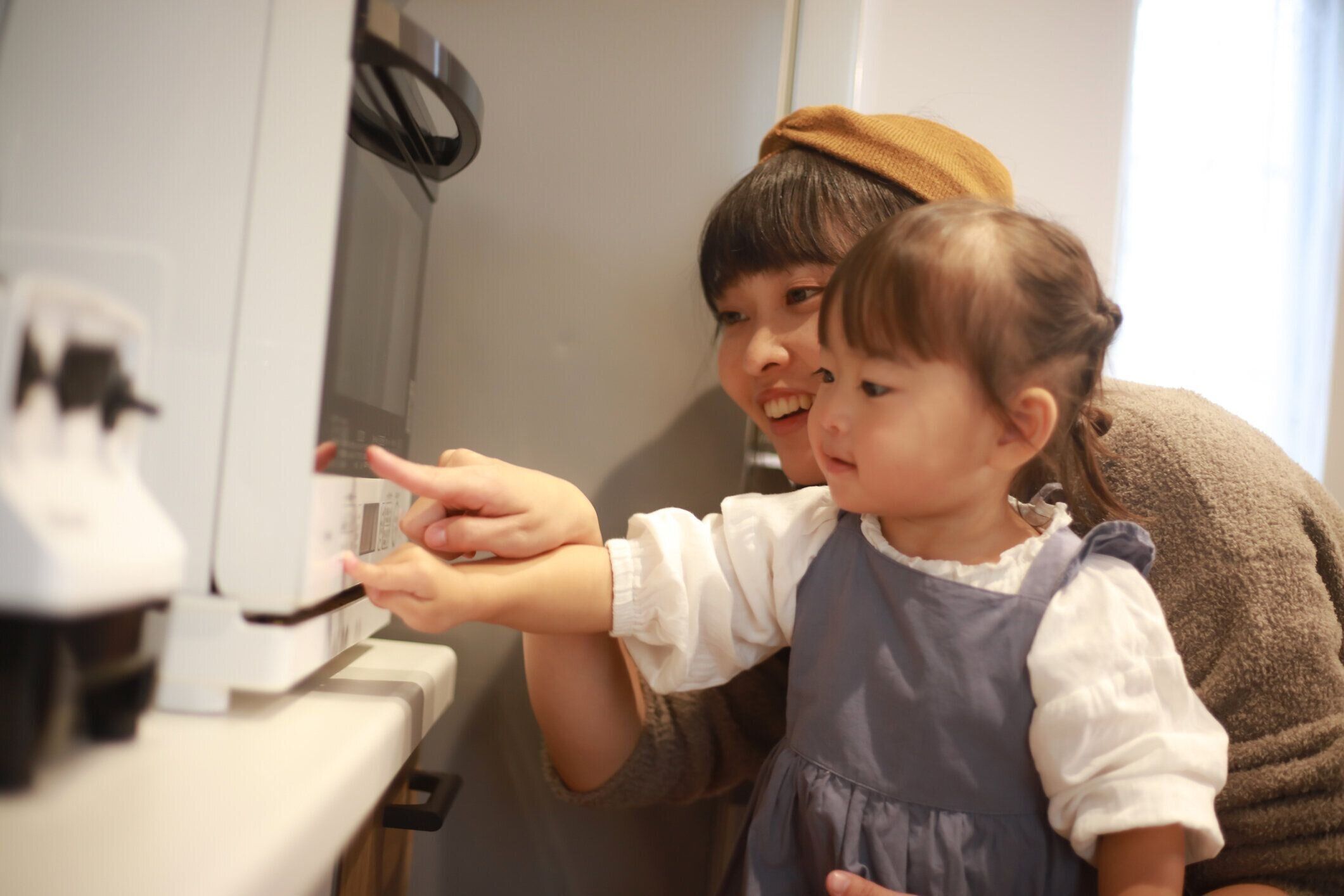 お菓子を作る親子