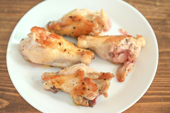 白い皿にのった焼き色のついた手羽元