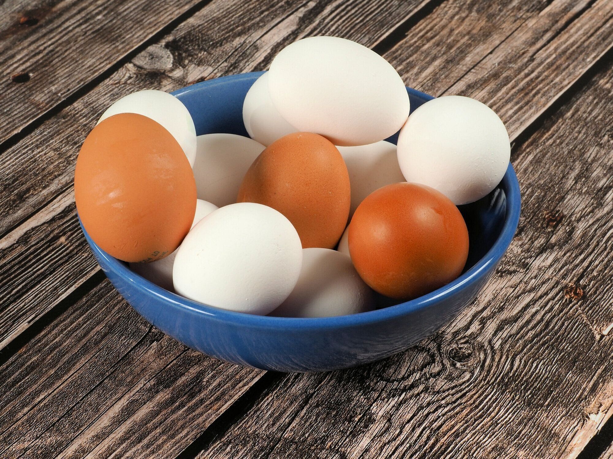 セラミックボウルに入った鶏の卵