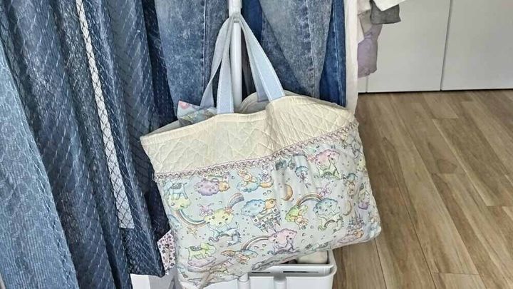 洋服ラックの横に掛けられた手提げ