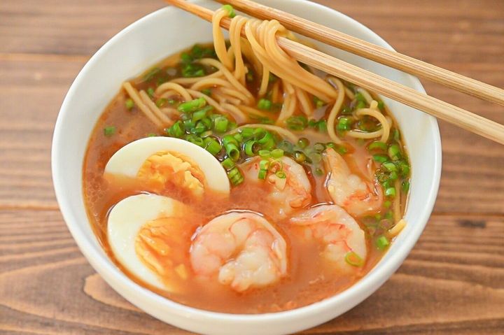 白い皿に入った海老みそラーメン