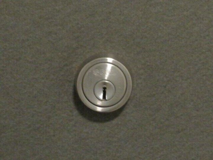 見落としがちな玄関汚れ1:ドアの出っぱり部分