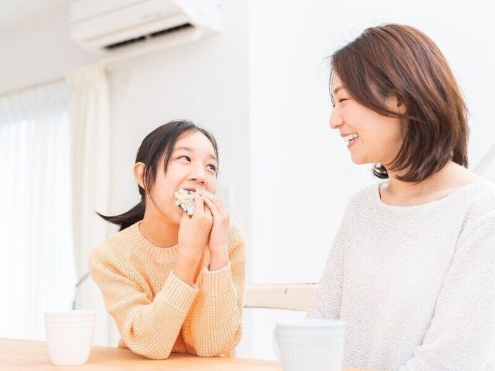 おにぎり食べる子ども