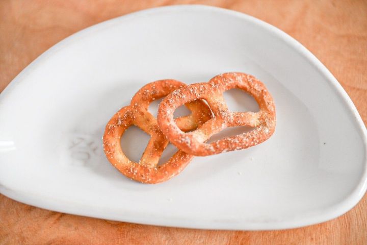 皿に置いたプレッツェル レモンベーコン風味