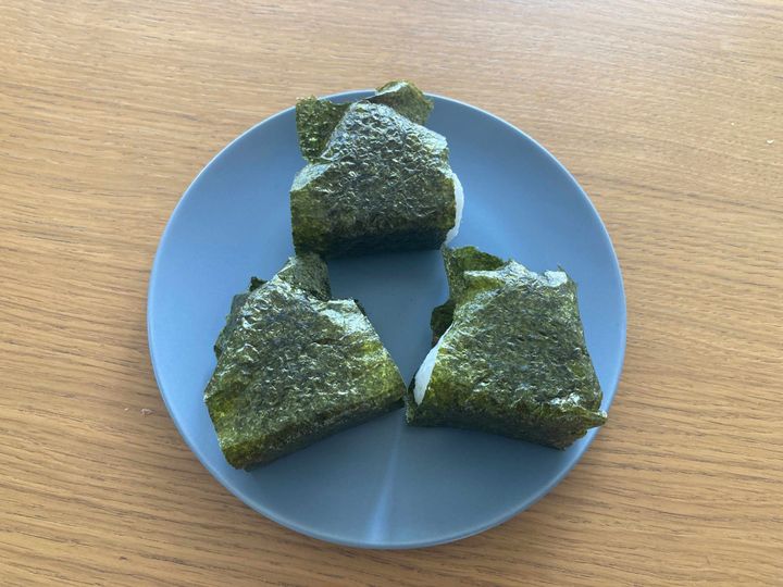 昆布おにぎりがお皿に3個