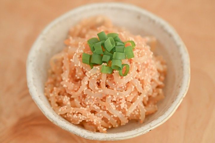皿に入った明太子しらたき