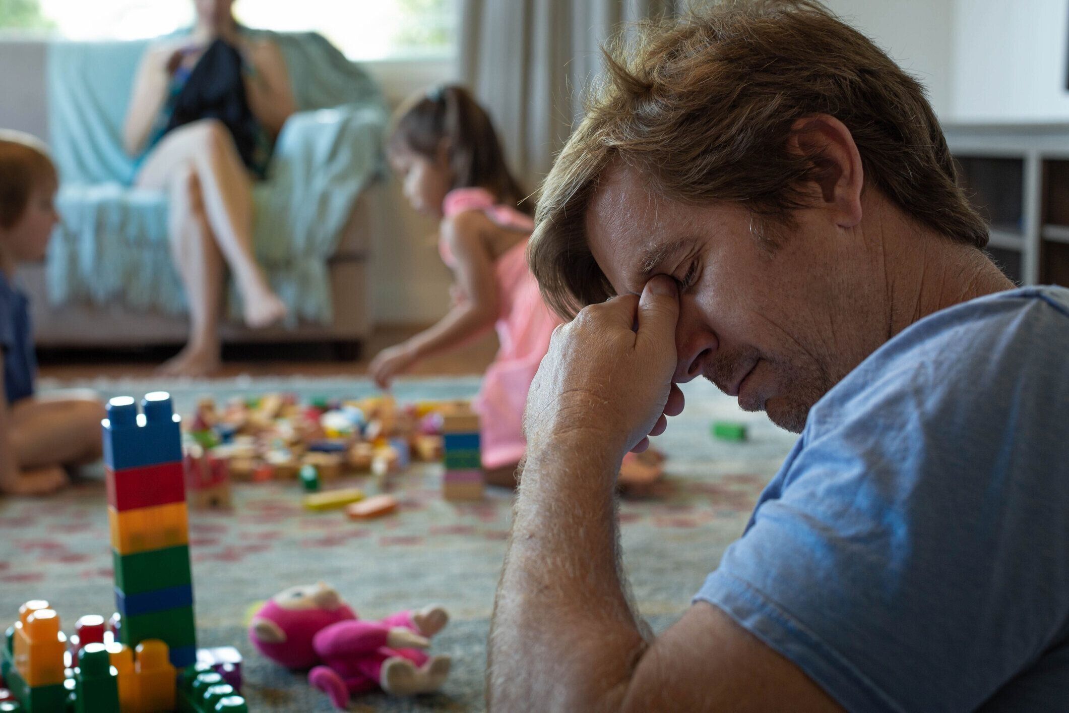 うつ病は子供と妻と一緒に家で父親を強調しました。