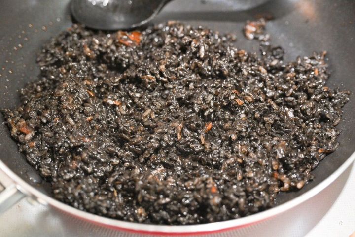 フライパンに入ったいかすみリゾット