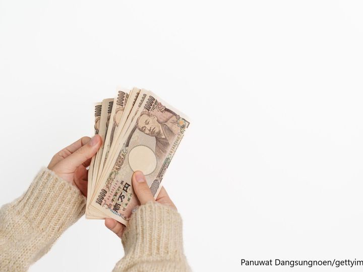 お札を数えている人