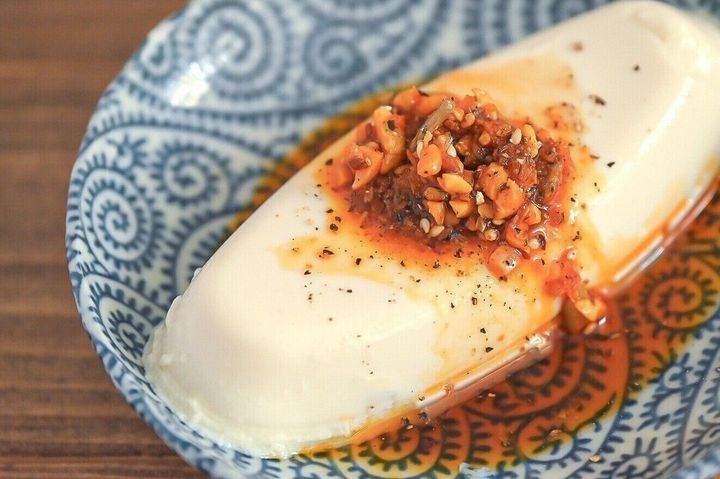 皿に盛られた食べるナッツソースのかかった豆腐