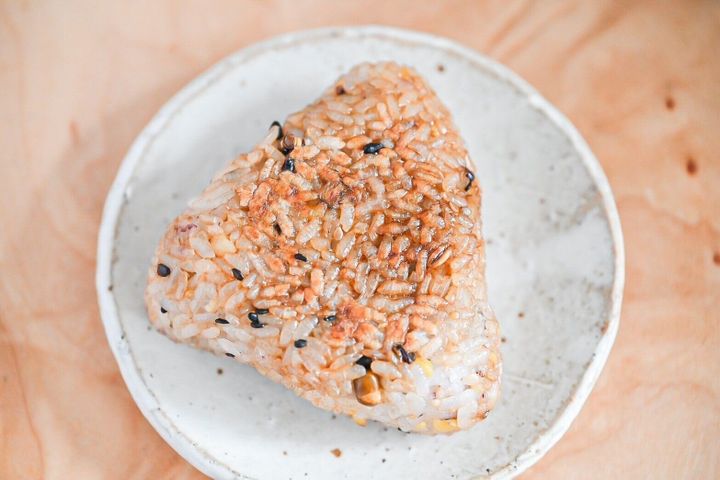 皿にのった焼きおにぎり