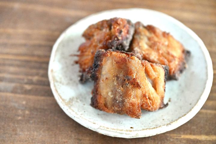 皿に盛られたさばの唐揚げ