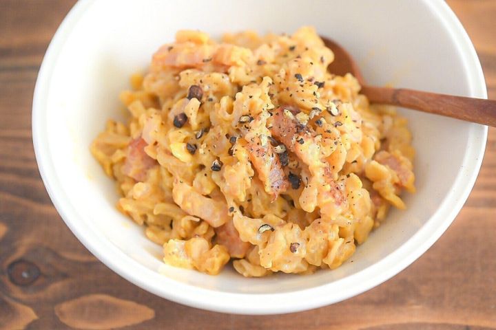 白い皿に盛られたうにバターのオートミールリゾット