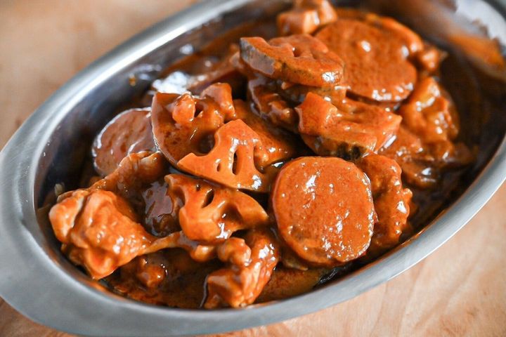 皿に入った秋野菜のバターチキンカレー
