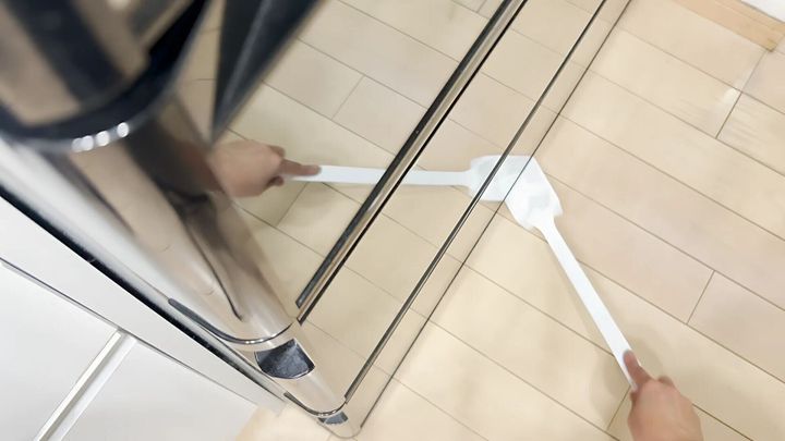 冷蔵庫下の隙間のゴミを取り除く