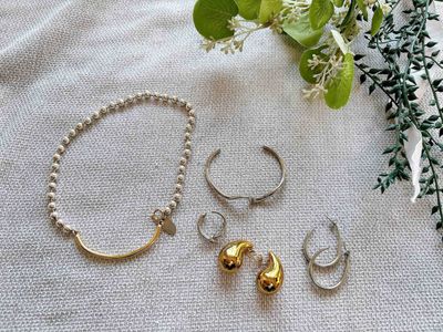 ゴールドやシルバーのアクセサリー