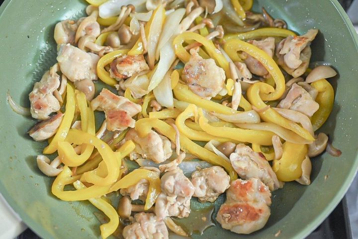 炒めた野菜と鶏肉