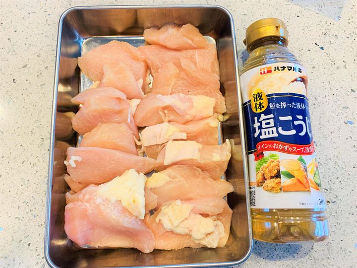 食べやすい大きさにむね肉と液体塩こうじ