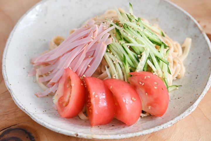 皿にのった完成したごまだれうどん