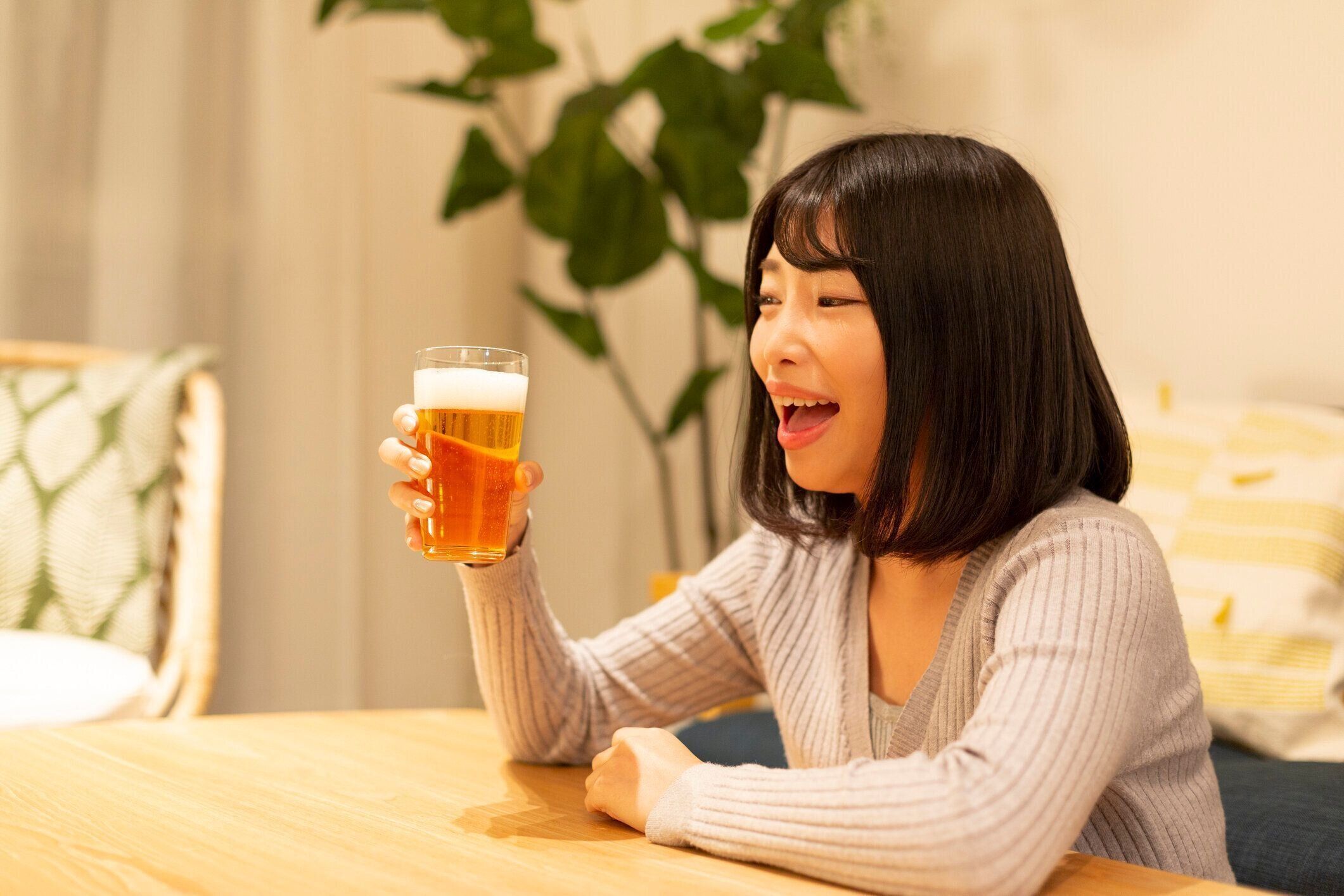 夜の部屋でリラックスした若い女性