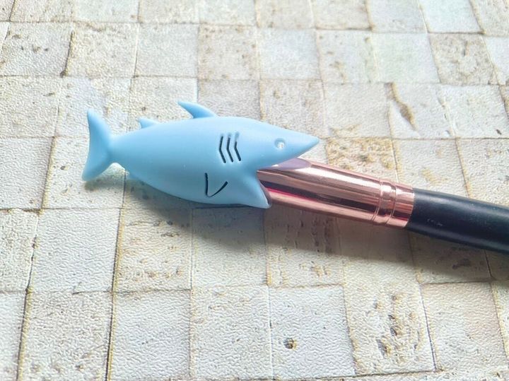 化粧ブラシに「歯ブラシキャップ サメ」をつけたところ