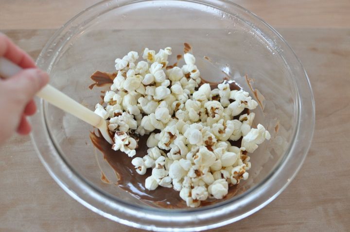 溶かしたチョコのボウルにポップコーンを入れた様子
