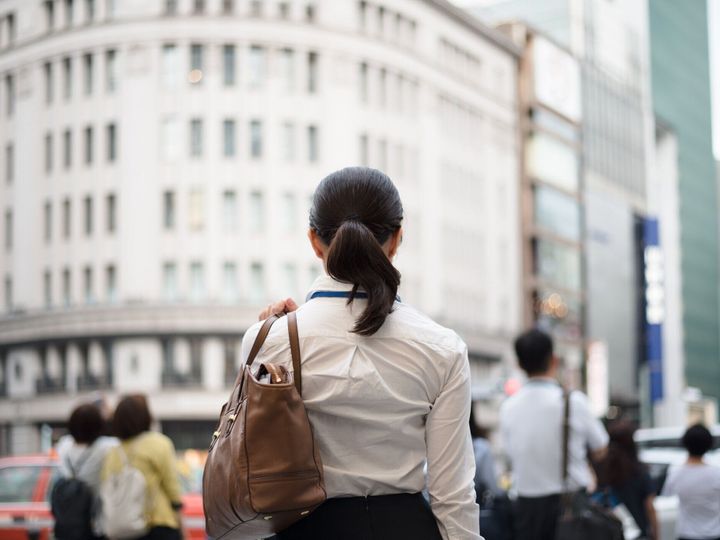 銀座で歩いて実業家のバック ショット