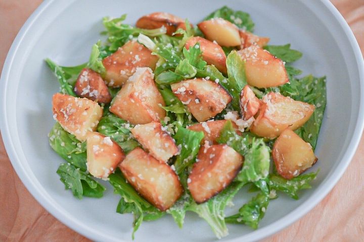 皿に盛られたじゃがいもとセロリのサラダ