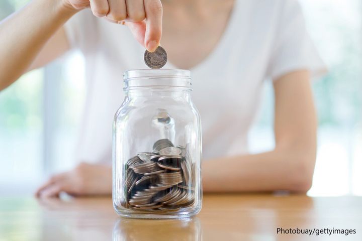 瓶にお金を入れる