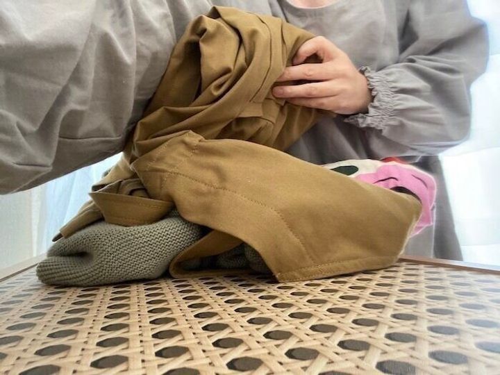 散らかる部屋と服の片付け