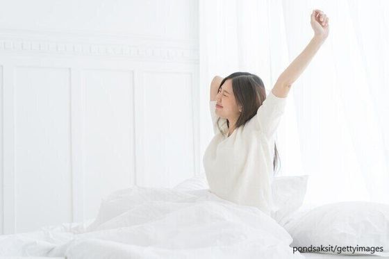 寝起きの女性