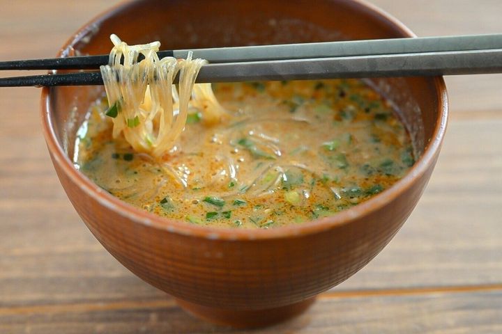 お椀に入ったねりごまのはるさめスープ