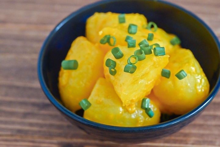 青い皿に盛られたじゃがいものうにバター和え