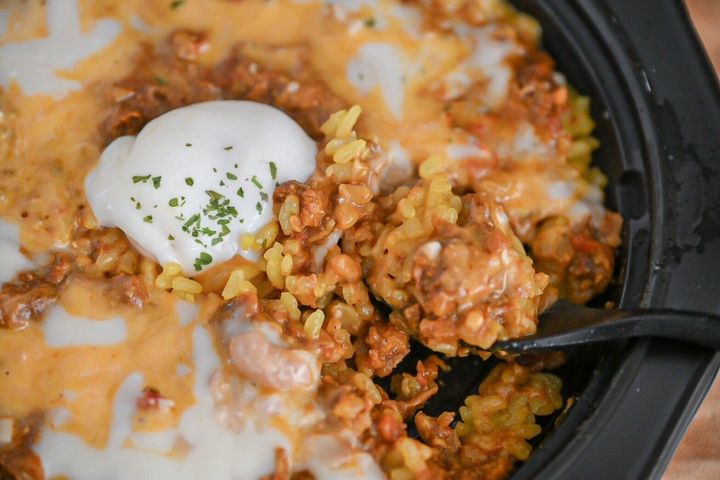 ドライカレーをスプーンですくっているところ