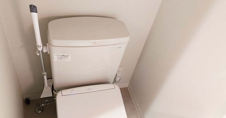 トイレタンクに付けられた、フックとモップ