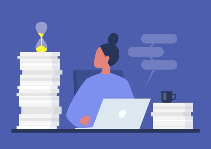 締め切り、砂のガラスを見ている若い女性プロジェクトマネージャー、職場のミレニアル世代