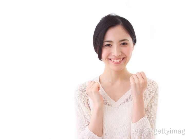 ガッツポーズした女性