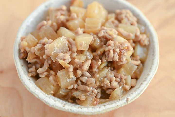 白い皿に盛られた大根とひき肉の甘辛炒め