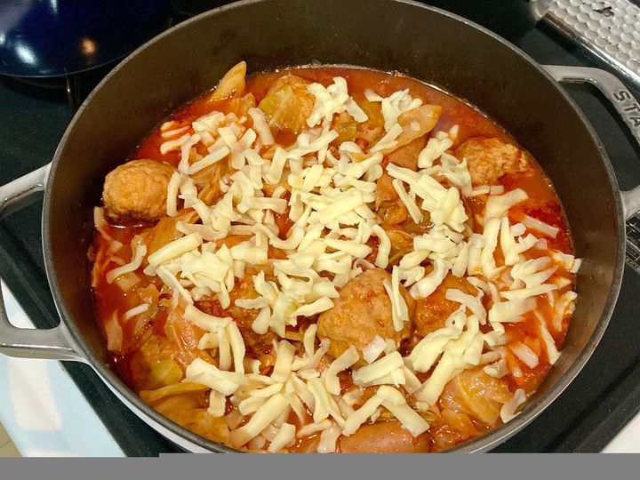 トマト味のロールしないキャベツにチーズをかけたところ