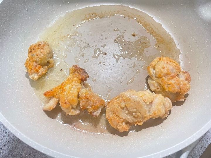 唐揚げを揚げ焼き中