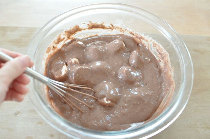 ボウルにマシュマロを加えて、混ぜ合わせた様子