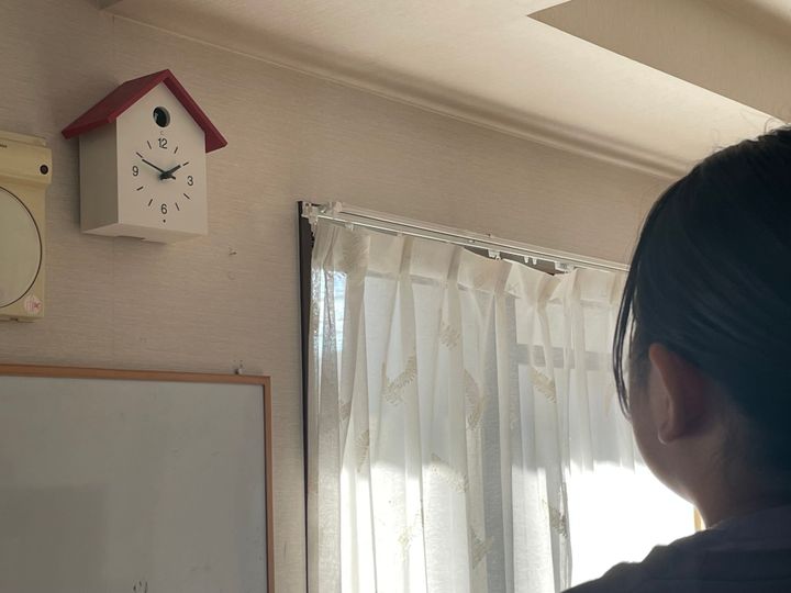 娘が時計をじっと眺めている