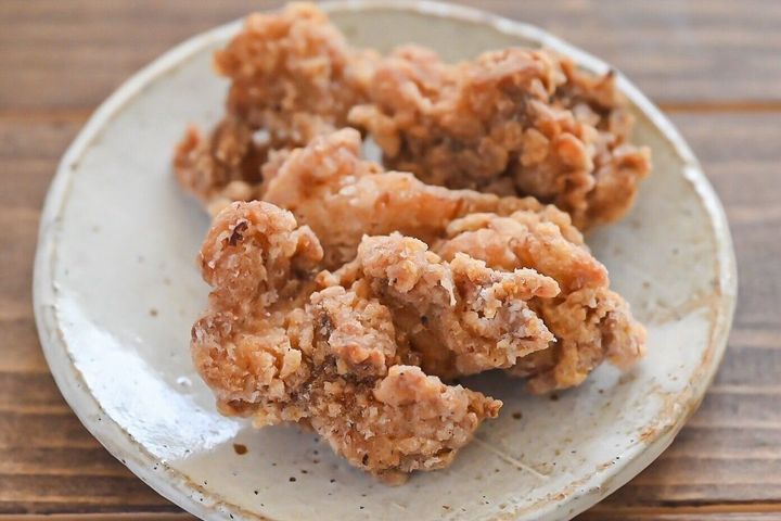 皿に盛られたむね肉の唐揚げ